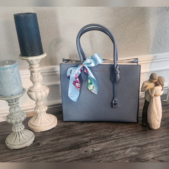 NWT Michael Kors Tote With crossbody strap. - Picture 1 of 7